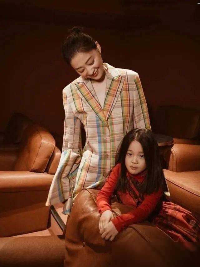 48岁梅婷携10岁女儿见世面她断崖式衰老撞脸倪萍女儿一张