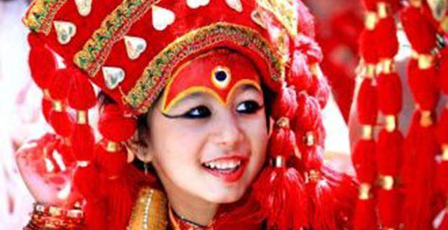 原创尼泊尔活女神悲哀被禁锢在寺庙双脚不能触地最后孤独终老