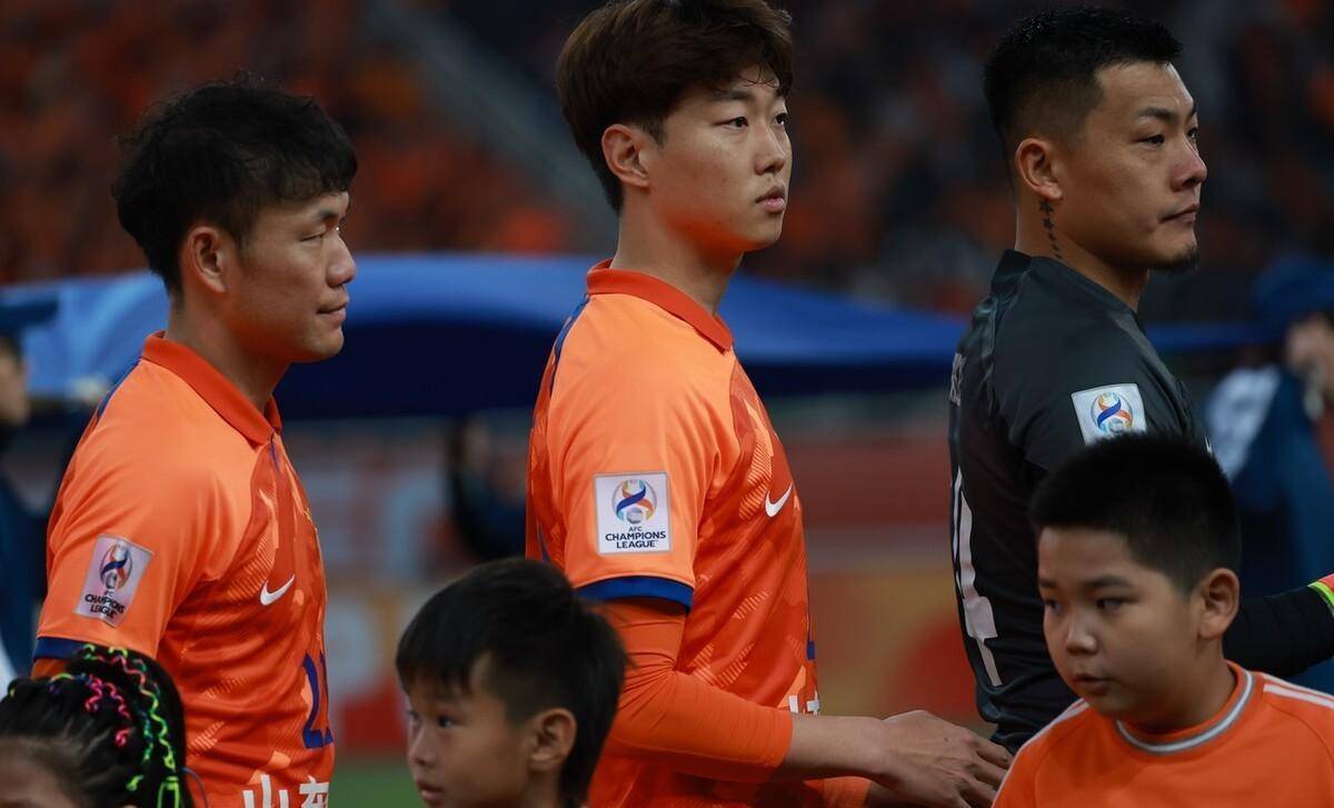 8张黄牌中,泰山的彭欣力,李源一,刘洋,德尔加多,亚泰的阿不都海米提