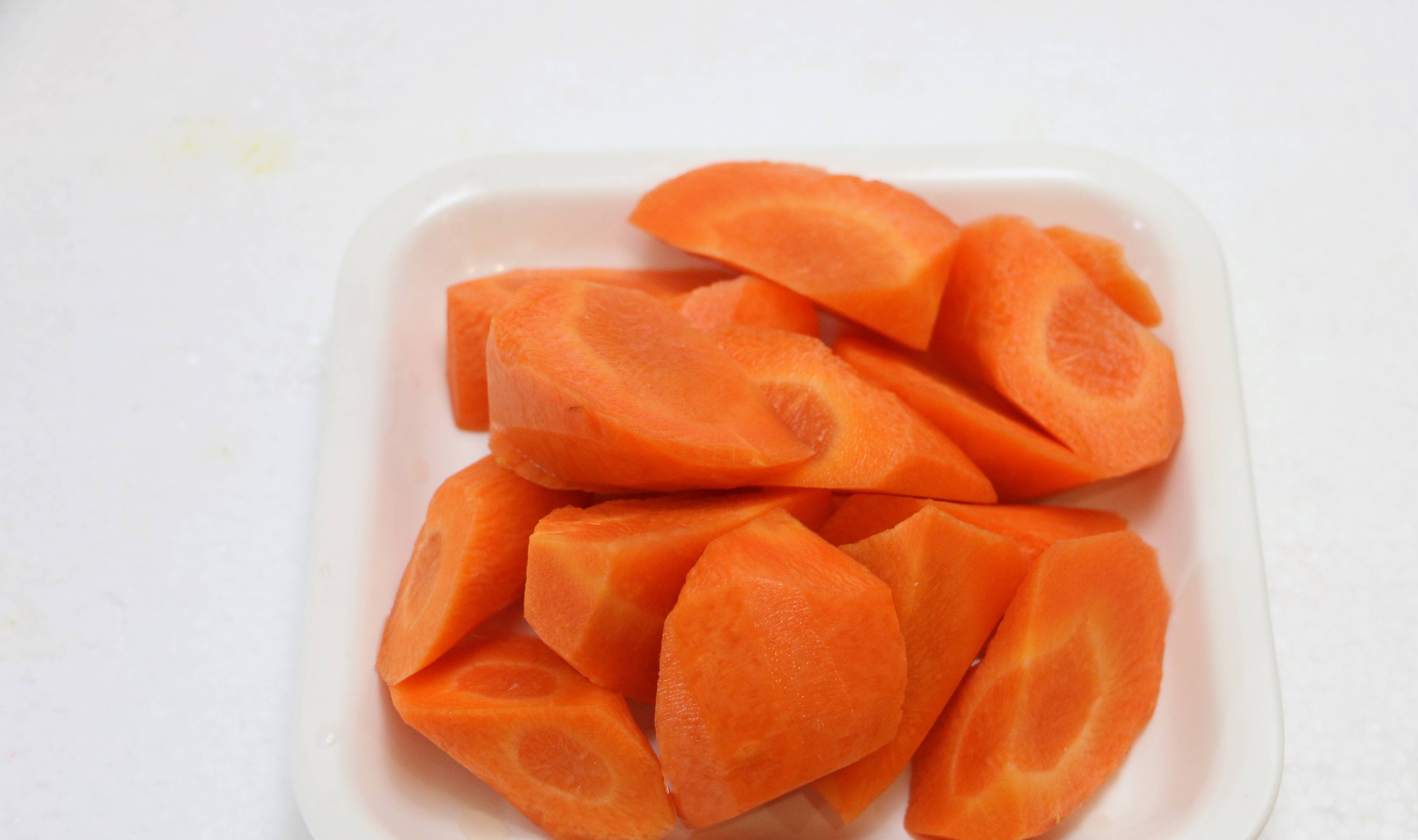 筒骨800克,玉米500克,胡萝卜300克,虫草花10克,姜片3片,白醋1汤匙