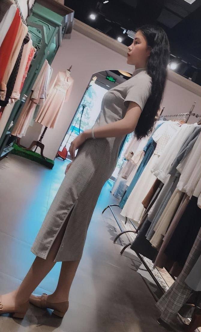 在开店的那段时间,他发现,人们总喜欢去偷瞄那些试穿完衣服的美女