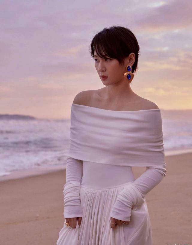 周笔畅穿白色连衣裙搭配宝蓝色配饰经典又高级很有女人味