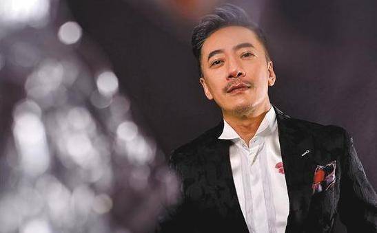 原创晚会前一天父母惨遭杀害他含泪唱完歌曲后退圈18年后重回舞台