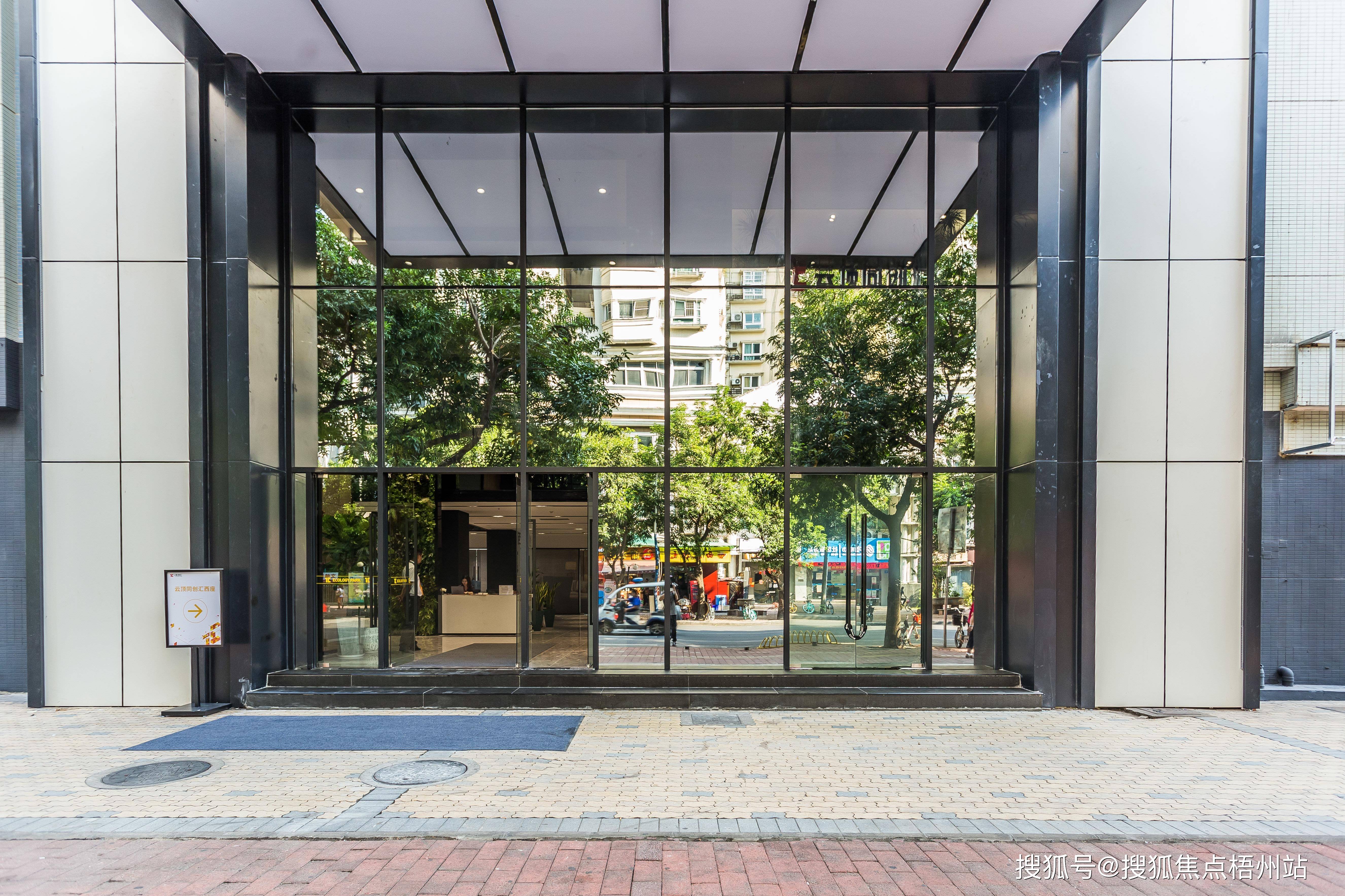 广州云顶同创汇租120人独立办公室精装修带家具交通便利可注册