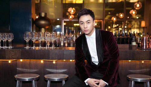 非常喜欢他们,所以将他们收为义子,甚至还成为了他们两个人的经纪人