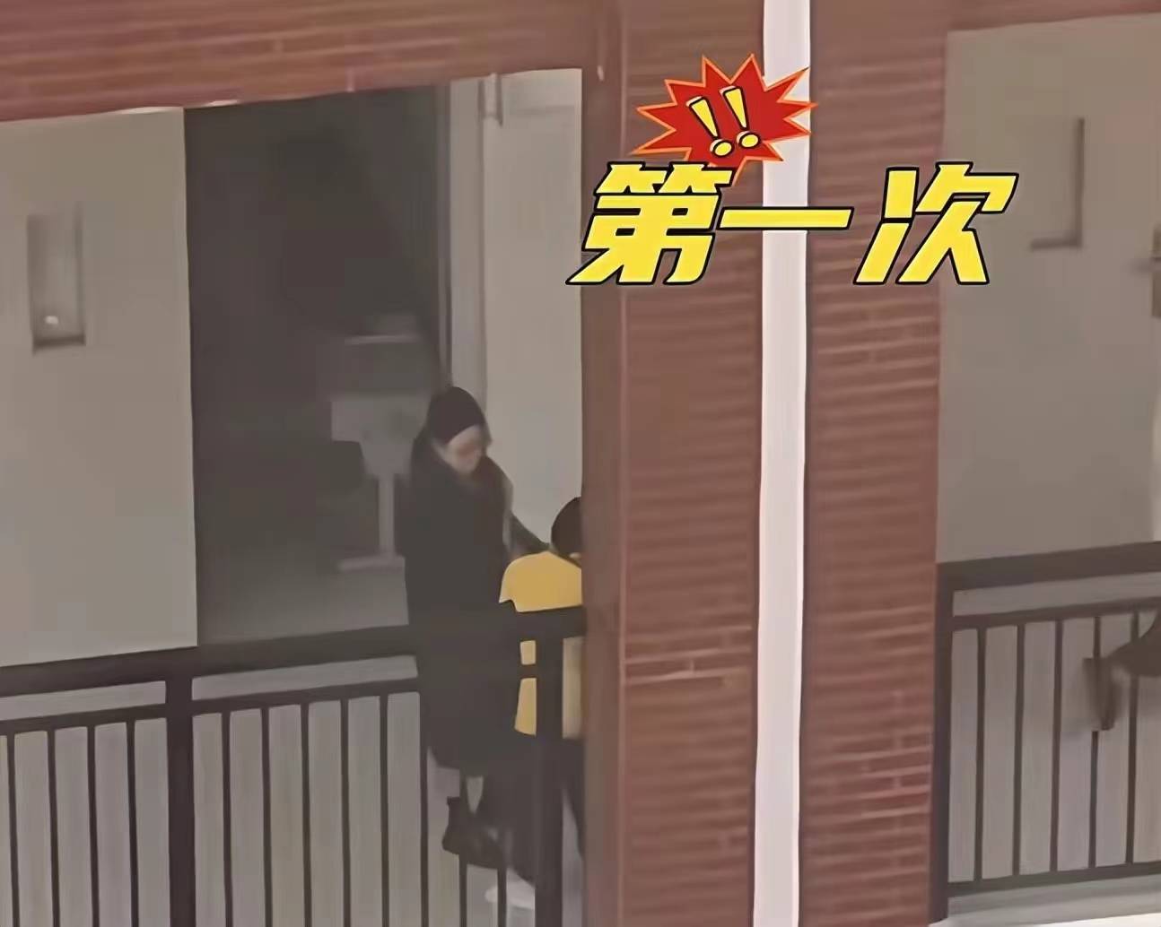 原创广西俩女教师打女生耳光后续央媒介入高层亲办校长恐被牵连