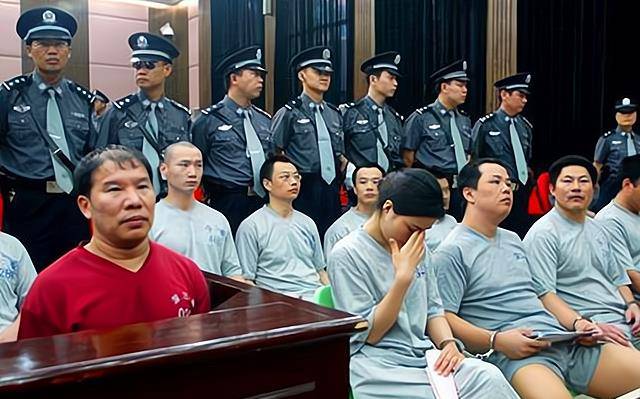 原创回顾深圳黑老大前脚为黑危害百姓后脚捐款成为慈善家