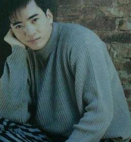 原创晚会前一天父母惨遭杀害他含泪唱完歌曲后退圈18年后重回舞台