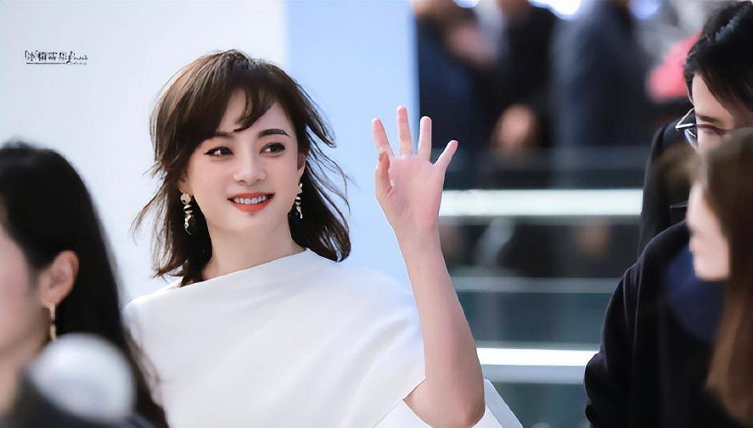 出现在公众眼前都显得眼睛特别的突出,黑眼圈严重,加上孙俪喜欢养生