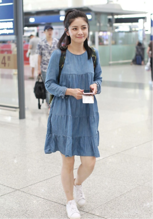 原创48岁胡可带火了一种新穿法牛仔裙小白鞋半扎发型洋气又减龄