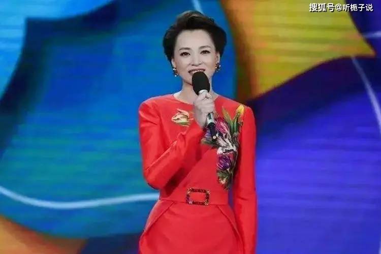 原创50岁董卿携儿子参观动物园被偶遇打扮朴素母子俩侧颜复制粘贴