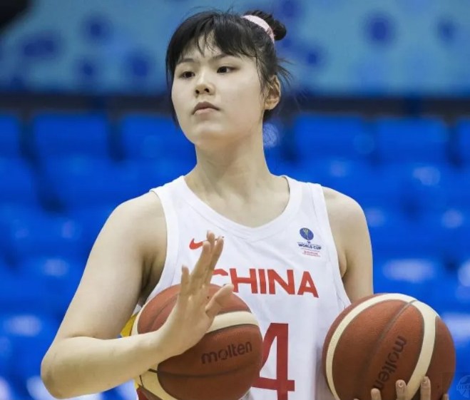 中国女篮队员李月汝图片