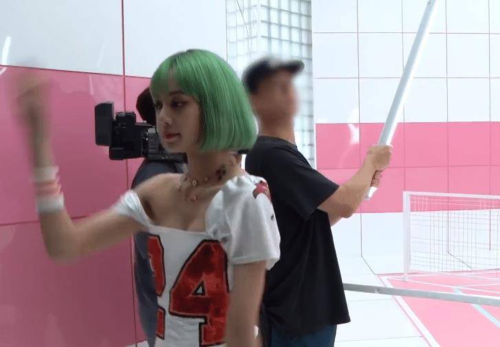 不愧是blackpink的领舞,lisa在小伙伴练舞的时候