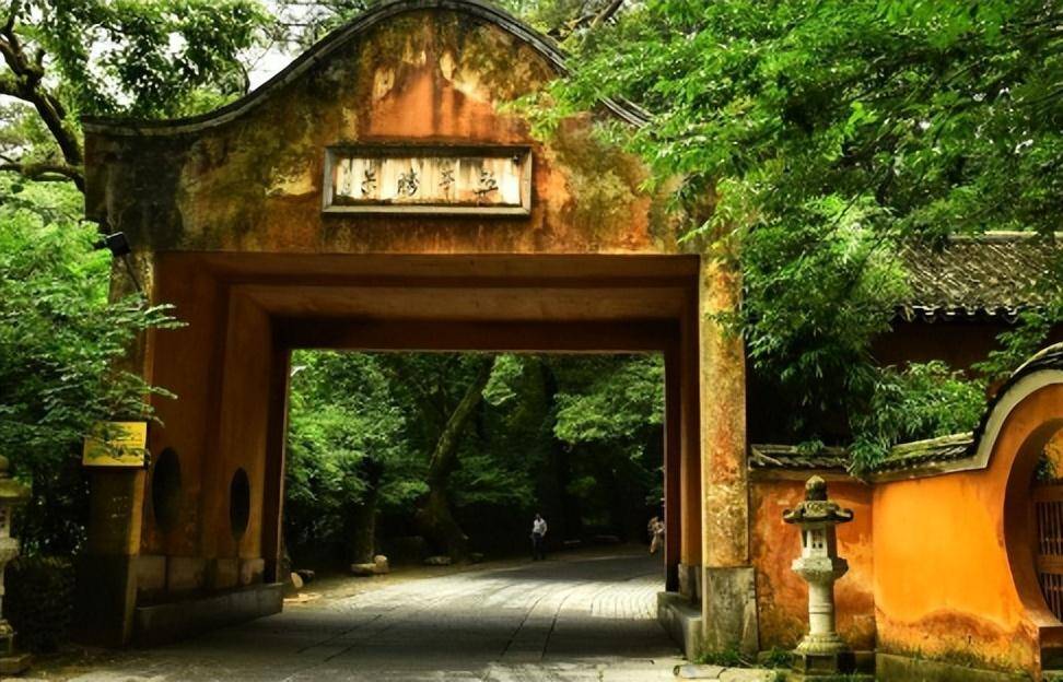 浙江的两座千年古刹,一座免费但少人问津,另一座收费却游客爆棚_灵隐