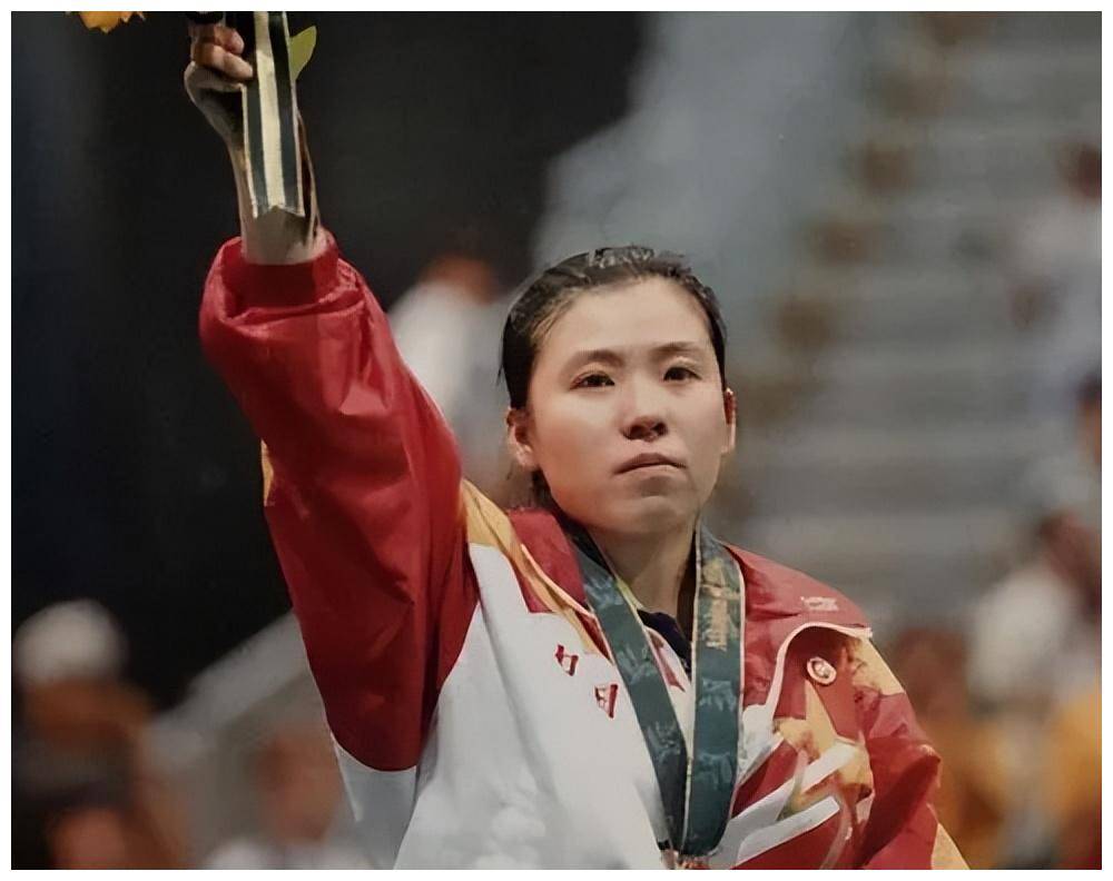 51岁邓亚萍为独子庆生18岁长相帅气一家三口合照气氛很温馨