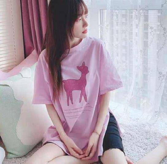 李小璐深夜与好友买醉穿着打扮似少女身形不稳需要人扶