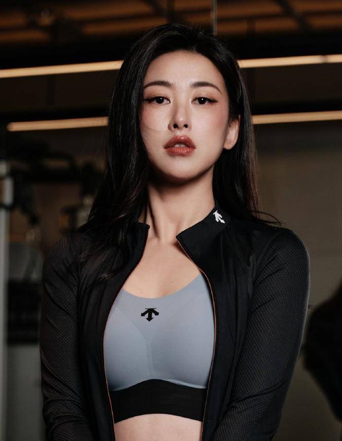 "亚洲最美面孔"朱珠暴瘦50斤!穿背心露纤细腰身,不像刚生娃的