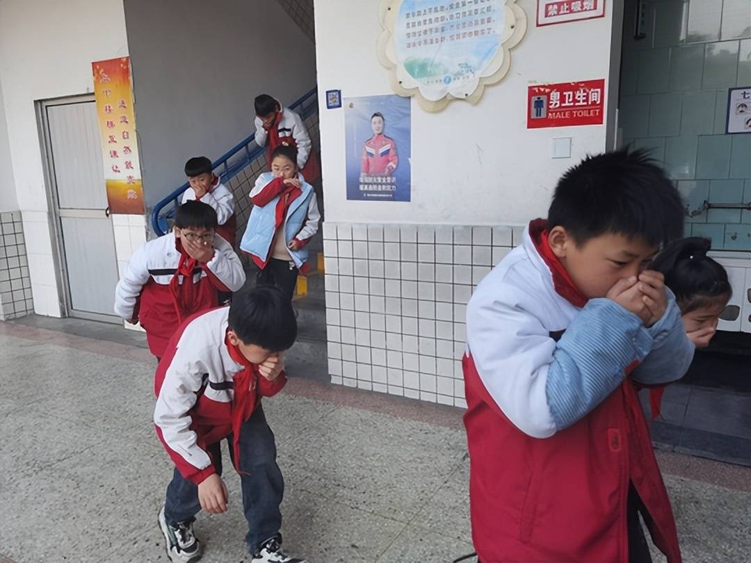 商丘市前进小学教育集团昆仑路校区开展消防演练活动