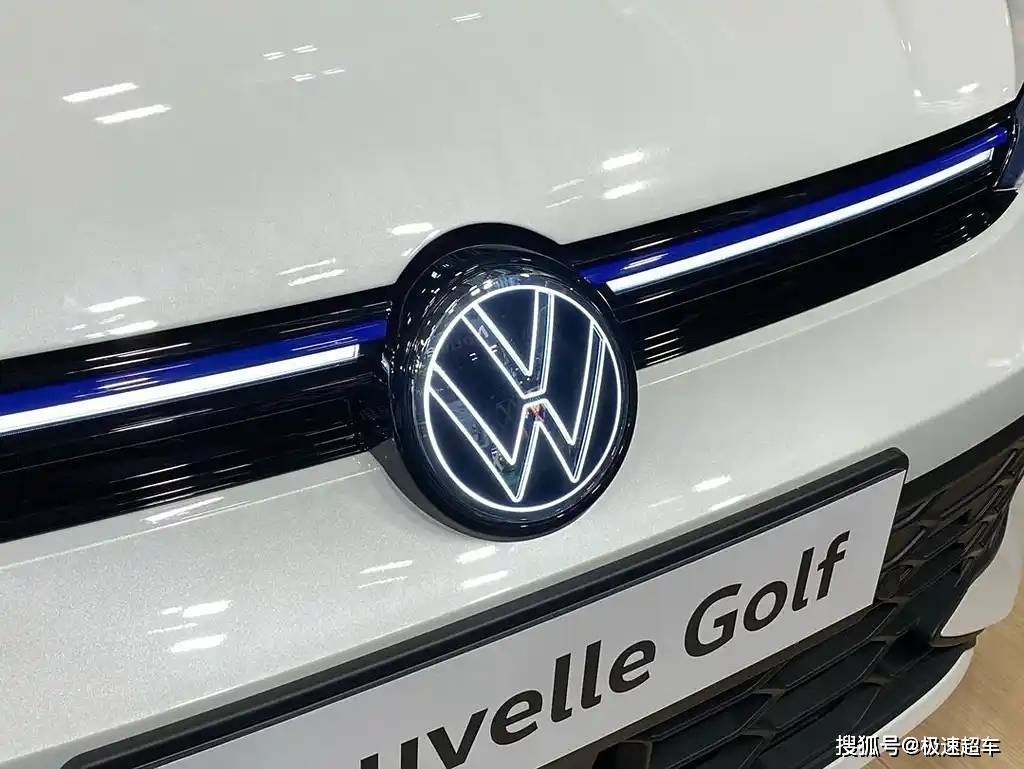新大众高尔夫登场,发光车标极具辨识度,贯通日行灯 "战斧"轮毂_搜狐