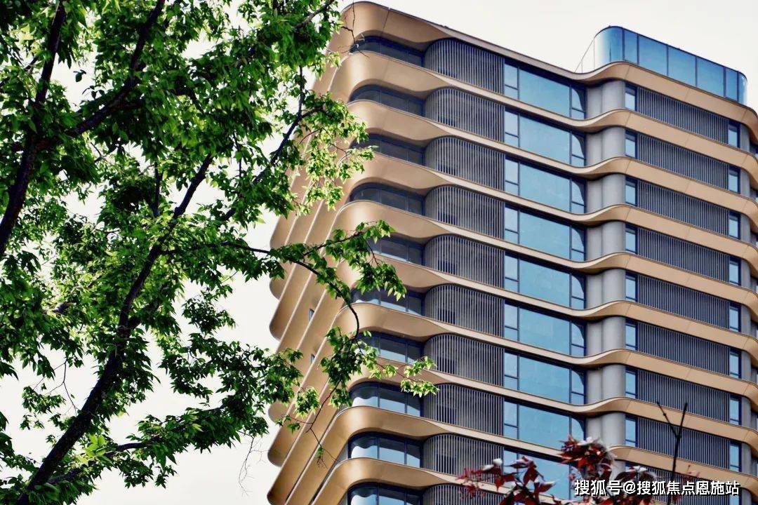 历经32道工序,将上海汤臣一品的"同款"香槟金带入诸暨;超尺度玻璃的