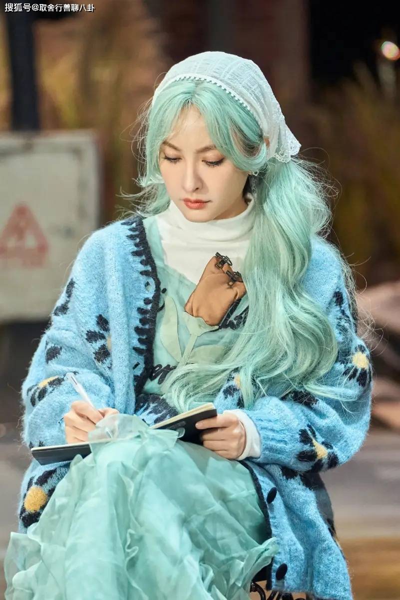 绿发照片释出,戴蕾丝头巾非常迷人,宛如降落人间的绿色精灵_网友_长发