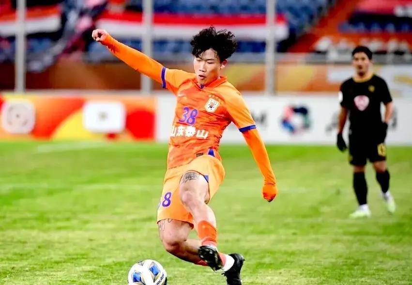 牛逼了,泰山队23岁小将,同时入选地方队和国奥队大名单_山东泰山_谢文