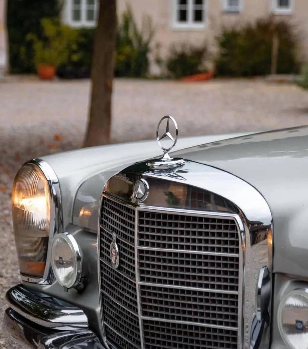 600,约翰列侬也拥有一辆梅赛德斯-奔驰 600 普尔曼