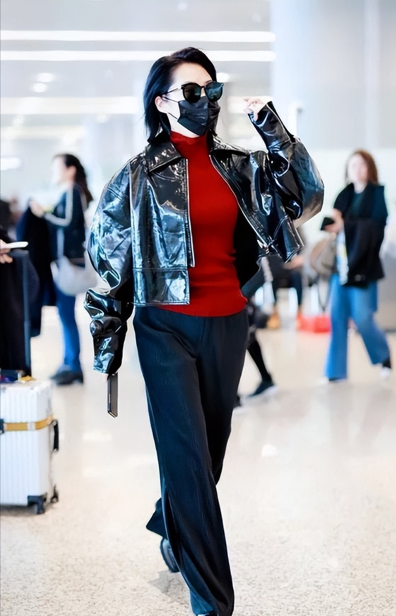 在一次商业活动中,许晴选择了一件黑色皮衣外套,内搭酒红色上衣,下搭