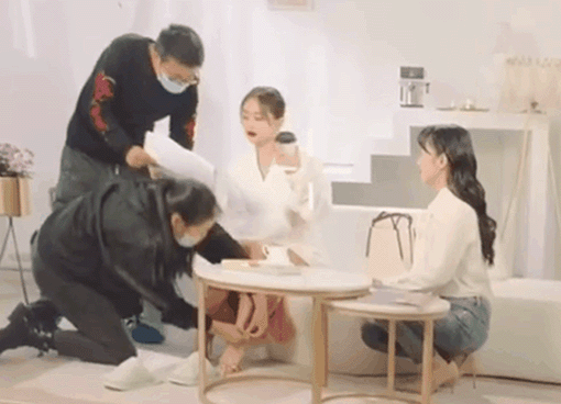 原创换鞋两人伺候助理跪地收音片酬高到离谱谁还在心疼明星
