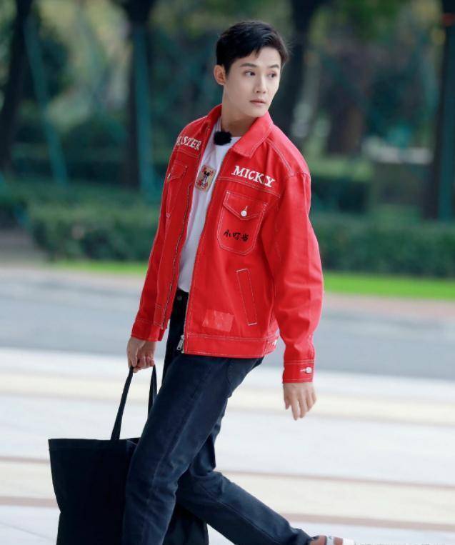 《无限超越班》郭晓婷现身开学营业中,一身纯黑职业装,港式复古黑裙再