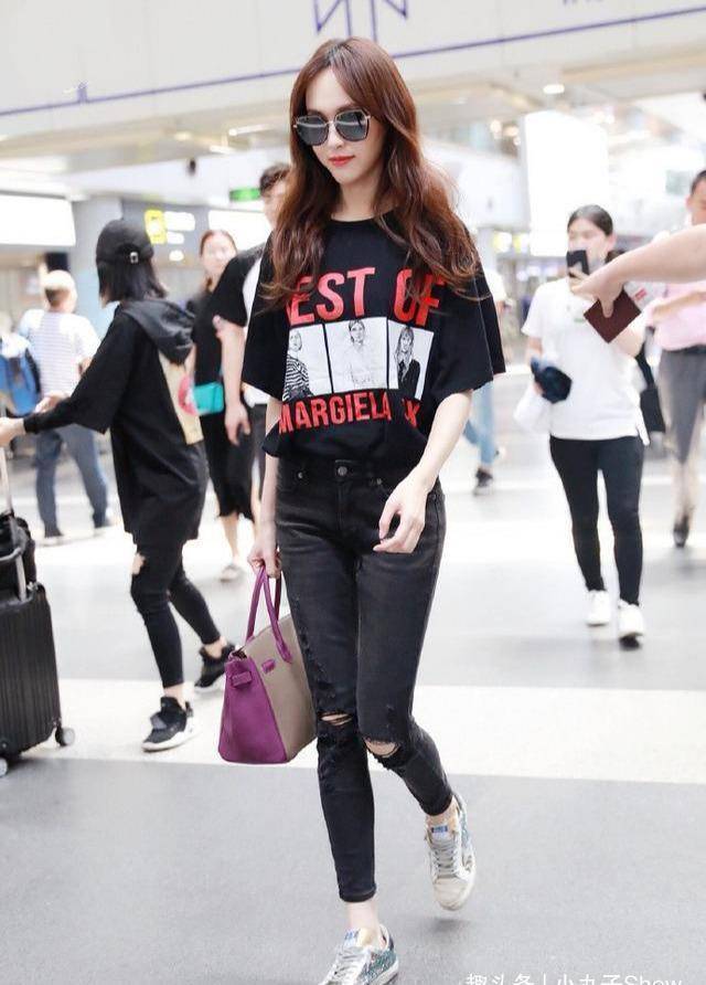 原创37岁唐嫣和中戏校友聚餐粉色上衣甜美少女当妈后筷子腿依旧