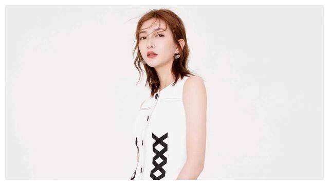37岁江疏影释出靓照,蓝色内衣大秀完美曲线,性感十足._魅力_衣服_演艺
