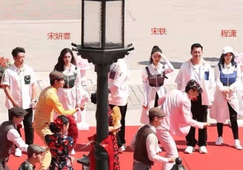 这一期节目中,baby跟张翰一起搭档,baby作为跑男的老成员,自然是要