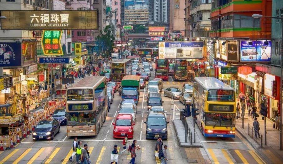 原创在香港街头出现的明星当地人却视而不见这究竟是为什么呢