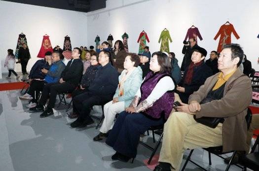 龙纹绣服展暨宋庄镇庆祝妇女节活动在上上国际美术馆成功举办