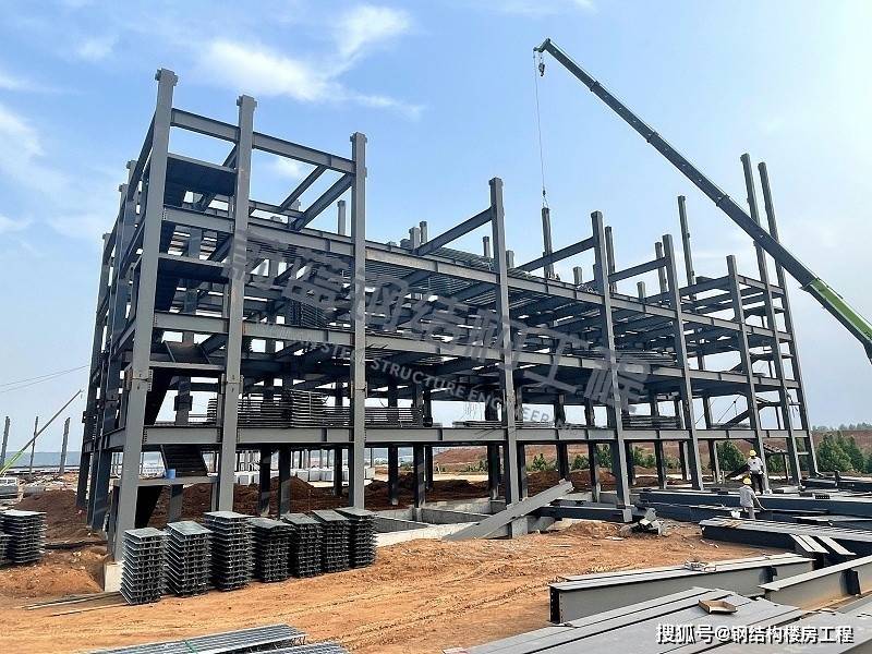 可直接承受楼板的活载和恒载并将其传递给下面的钢结构框架