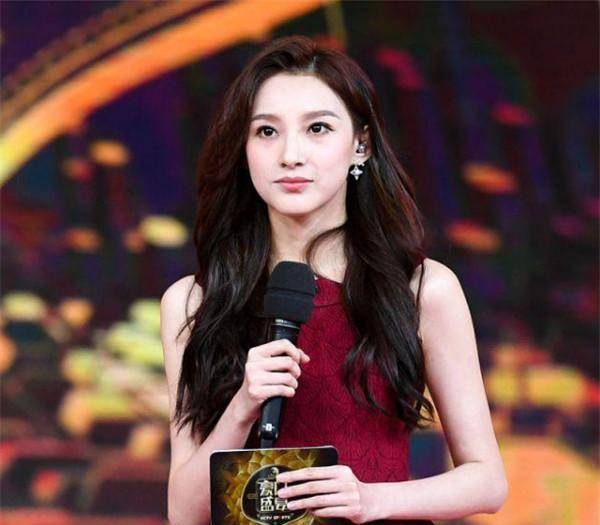 她是央视最美女主持因泳裤滑落走红网络霸气回应谁爱看谁看