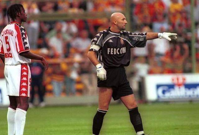 含糊,捧起法甲冠军和法国杯冠军之际,被球迷称之为「ledivinchauve」