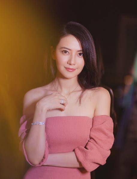 原创41岁高圆圆近况复出中年发福穿不下s码1米65却暴露小短腿