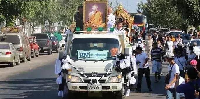 原创泰国高僧龙婆坤一生捐款60亿泰铢活了92岁送葬队伍长16公里