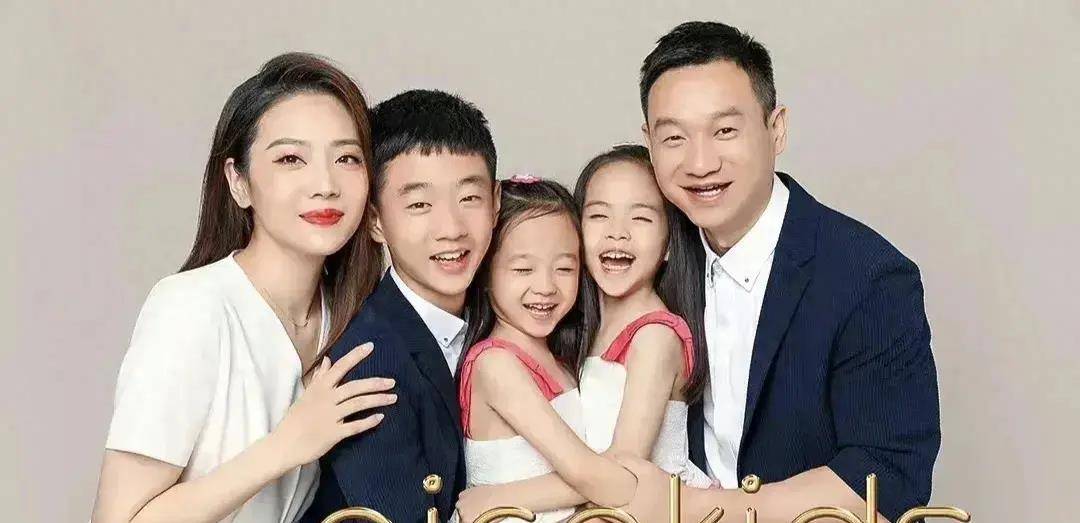 原创奥运冠军杨威引争议让双胞胎女儿在家上学老婆杨云当班主任