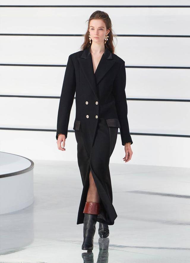 因为一张香奈儿的后台照这位20岁的国外超模红翻天了