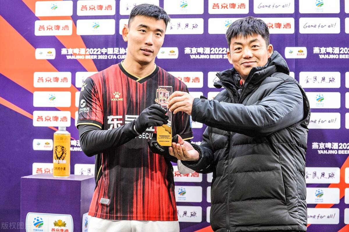 原以为离队能踢中超主力,结果沦落业余联赛_李浩文_中锋_成为了