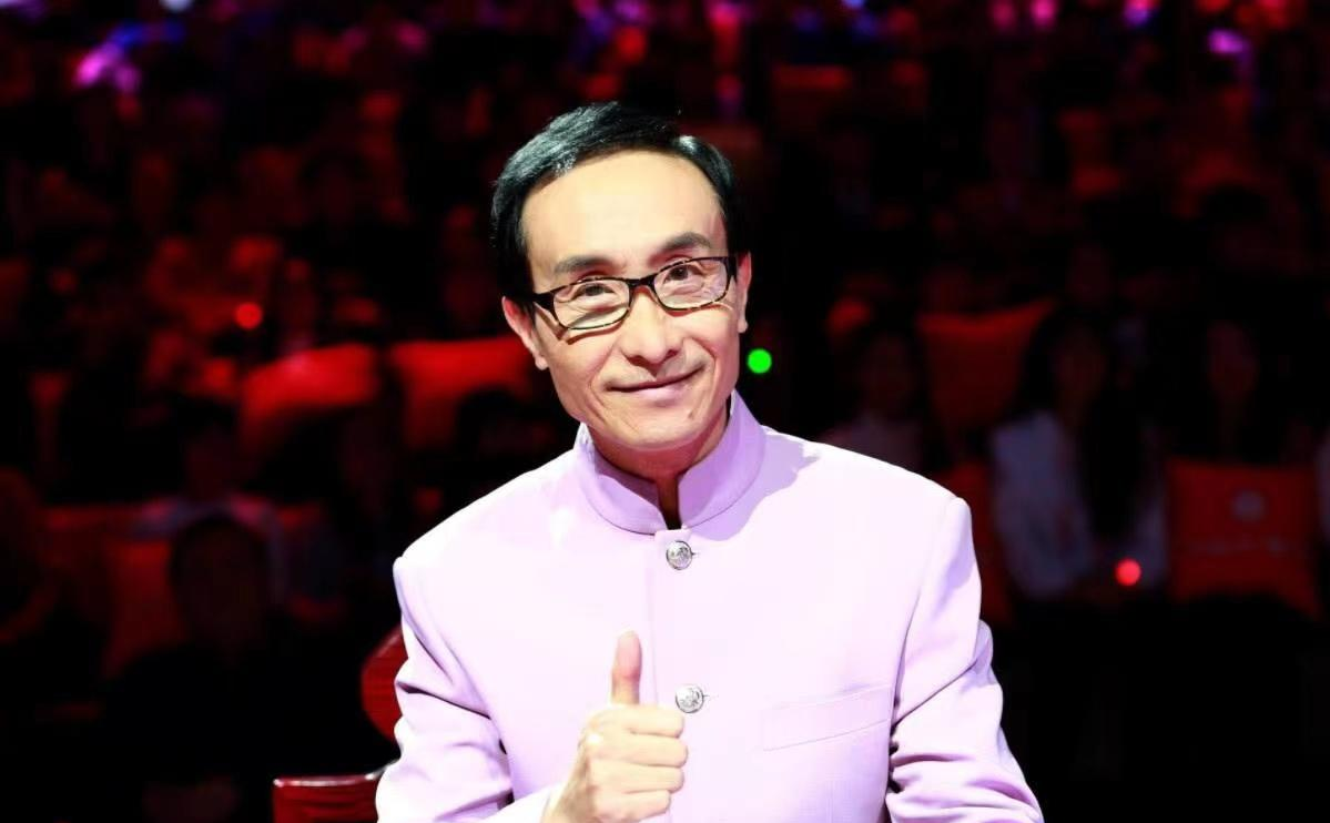 最后,通过分析巩汉林和冯巩等小品演员对中国男足的批评,探讨了为何