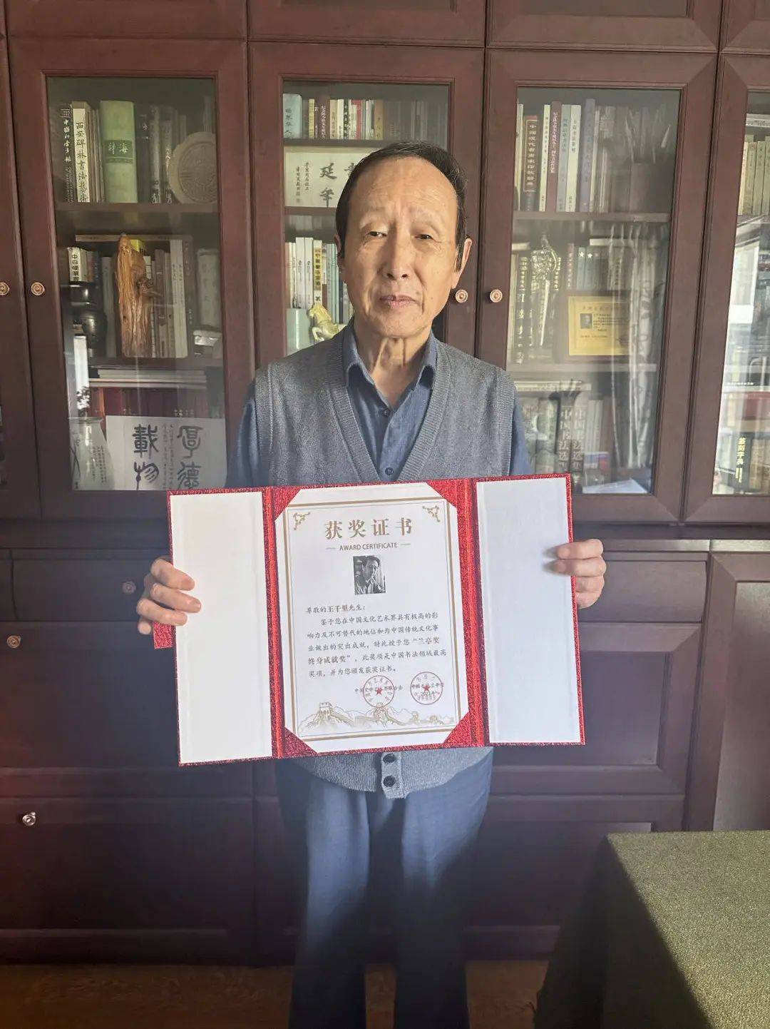 著名书法家王千里先生荣获中国艺术金马奖