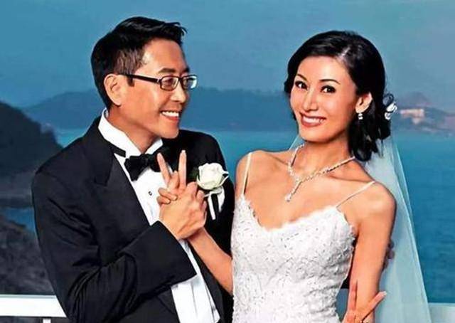 但何超英还是避免不了被联姻的命运,父亲让她嫁给殡仪大王之子萧百成
