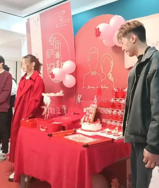 原创重庆订婚现场小伙高大帅气女孩眼睛像是没睁开网友意难平