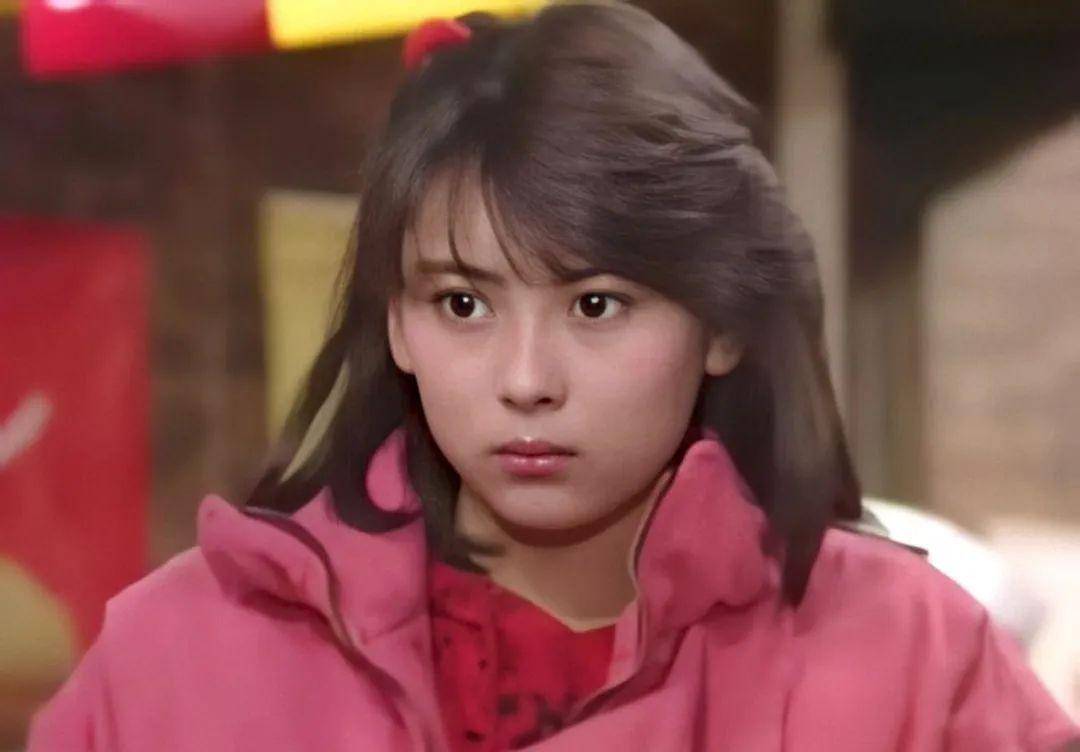 和所有的爱豆一样的发展路线,中山美穗也是先从杂志模特做起.