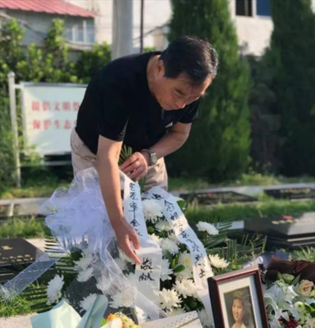 她23岁为国牺牲初恋为其守墓一生未婚弟弟苦寻64年在墓地痛哭