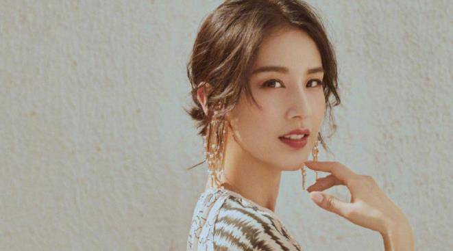 即巅峰,25岁嫁入豪门,今民族造型曝光,网友:太美了_黄圣依_杨子_照片